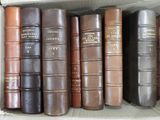 plusieurs livres qui se trouvent ensemble dans une boîte