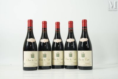 quatre bouteilles de vin sont alignées sur une table