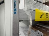 de nombreuses boîtes de courrier posées sur une étagère dans une pièce
