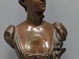 buste en bronze représentant une femme avec un oiseau sur la tête