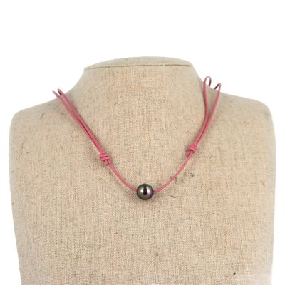 gros plan d'un torse de mannequin portant un collier
