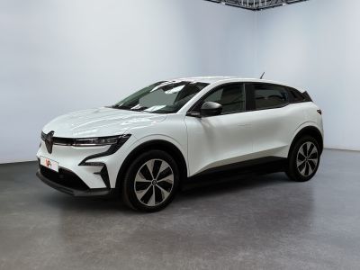 Une voiture blanche est garée dans une pièce blanche au sol noir.