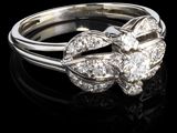 gros plan d'une bague en diamant sur une surface noire