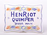 a sign that says henri quimper decor main on it