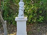 une statue de femme tenant un enfant sur un piédestal