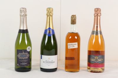 trois bouteilles de vin sont alignées sur une table