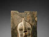 un masque en bois sur lequel figurent un visage et une étoile