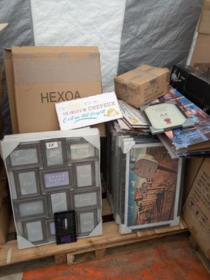 une pile de boîtes posées sur une palette