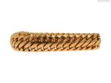 gros plan d'un bracelet en or sur fond blanc