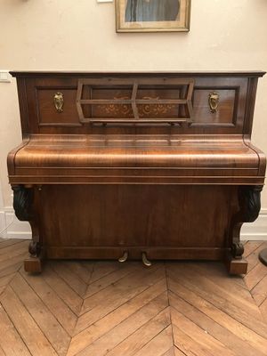 PLEYEL Piano en bois de placage à décor en partie haute d'un…