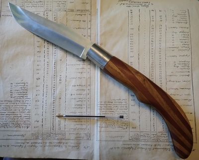 un couteau posé sur une feuille de papier