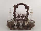 un plateau en bois sur lequel sont posés des verres à vin et des carafes