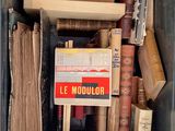 une boîte remplie de livres avec une affiche à l'intérieur
