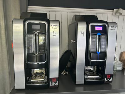 deux machines à café posées sur un comptoir