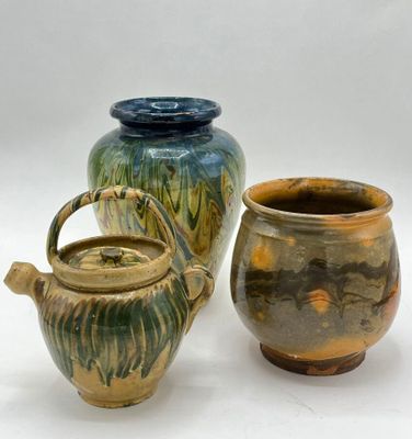 two vases that are sitting next to each other