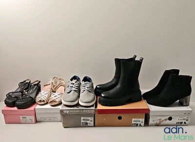 plusieurs paires de chaussures pour femmes posées sur des cartons