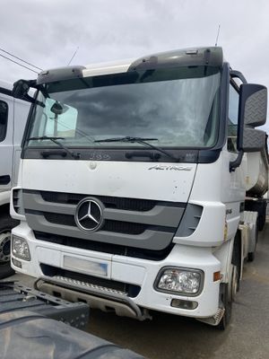 un camion blanc garé à côté d'un camion blanc