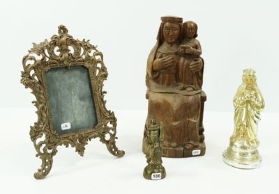 trois œuvres d'art posées sur une table