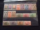 beaucoup de timbres sur la table et une paire de ciseaux sur la table