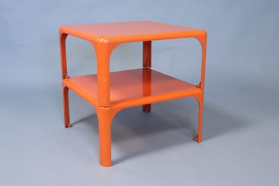 une table d'appoint orange surmontée d'une étagère