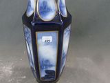 un vase bleu et blanc orné d'une bordure dorée