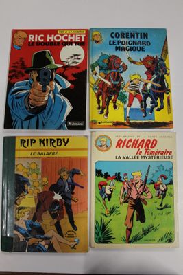 quatre bandes dessinées posées sur une table avec un fond blanc