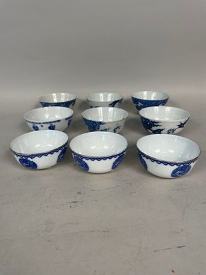 Vietnam, travail moderne, Neuf bols en porcelaine bleu blanc…