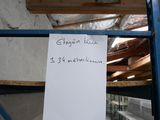 une pancarte posée sur une étagère dans une pièce
