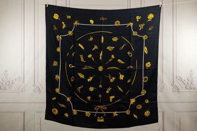 une écharpe noire et jaune accrochée à un mur