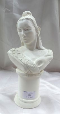 buste de femme en céramique blanche posé sur un socle, sur fond blanc