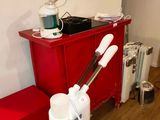 une armoire rouge et un ventilateur blanc dans une pièce