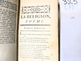 un livre ouvert posé sur une table, avec une feuille de papier dessus
