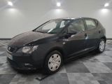 la petite voiture noire est garée dans le garage sur un sol en damier