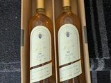 deux bouteilles de vin dans un carton posé par terre