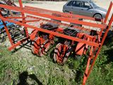 une voiture garée dans l'herbe près d'un tracteur