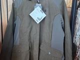 La veste est suspendue au portemanteau dans le magasin.