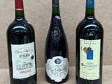 trois bouteilles de vin posées sur une table
