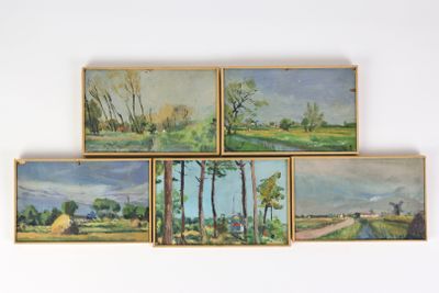Quatre tableaux représentant un paysage sont accrochés au mur.