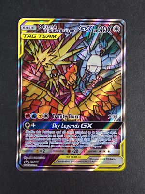 gros plan d'une carte pokemon sur une table