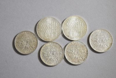 six pièces d'argent empilées les unes sur les autres sur une table