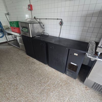 une image d'une cuisine commerciale avec beaucoup d'espace de travail