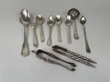 beaucoup de cuillères en argent et de cuillères à soupe sur la table