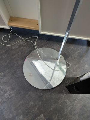 un sol sur lequel se trouve un trou, avec une serpillière posée dessus