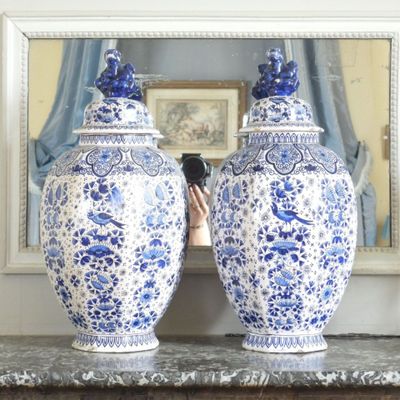 deux vases bleus et blancs posés sur une table