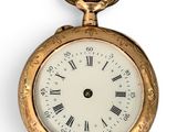 une montre de poche en or avec des chiffres romains