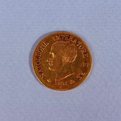 gros plan d'une pièce d'or portant un visage de femme