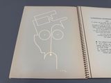 un livre ouvert sur lequel figure le dessin d'un homme