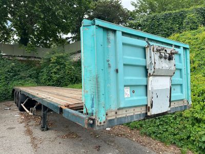 un camion bleu garé sur le bord de la route