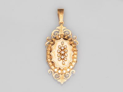 un pendentif en or et diamants