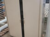une armoire posée sur une palette dans un entrepôt